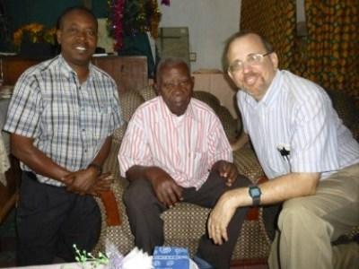 Douglas et Bagamba chez le president du comite de langue Fuliiru400x300.jpg